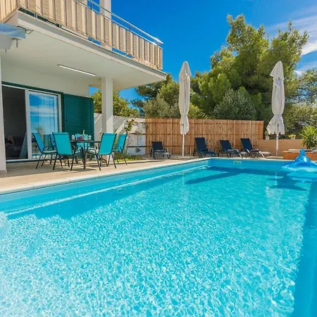 펜션 Villa Nono Jure - Private Pool & Jacuzzi, Milna Brac