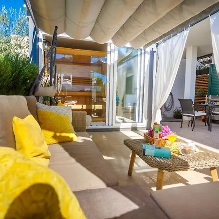 펜션 Villa Nono Jure - Private Pool & Jacuzzi, Milna Brac *