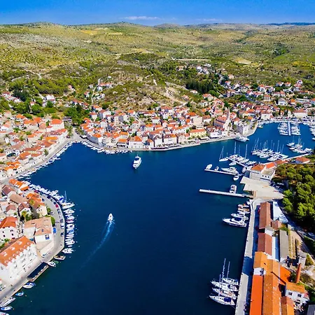 펜션 Villa Nono Jure - Private Pool & Jacuzzi, Milna Brac