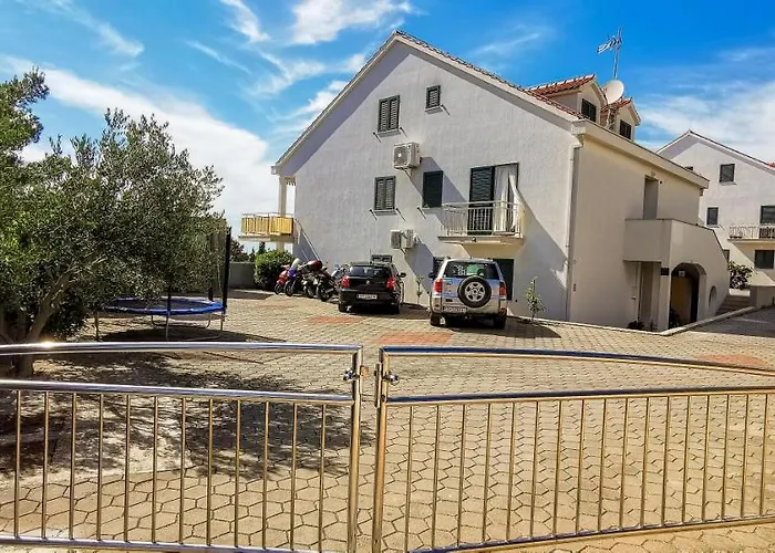 Nono Jure - Private Pool & Jacuzzi, Brac Ferienhaus Milna (Brac)